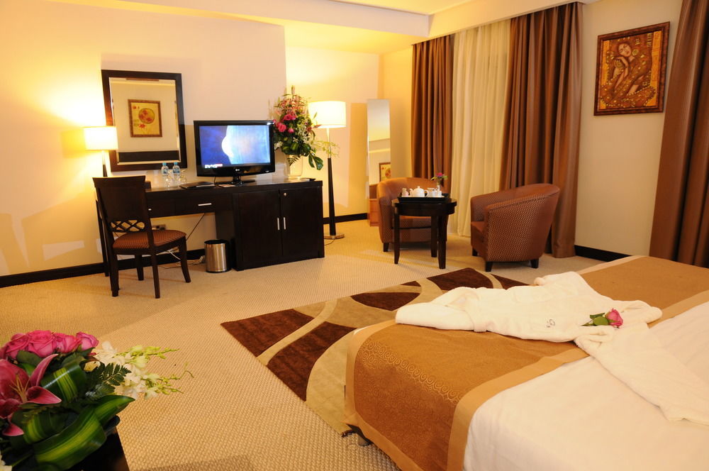 Monroe & 4* Manama